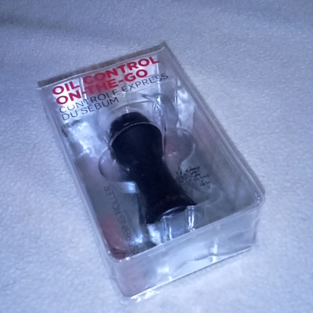 Revlon Oil Control Volcanic Roller